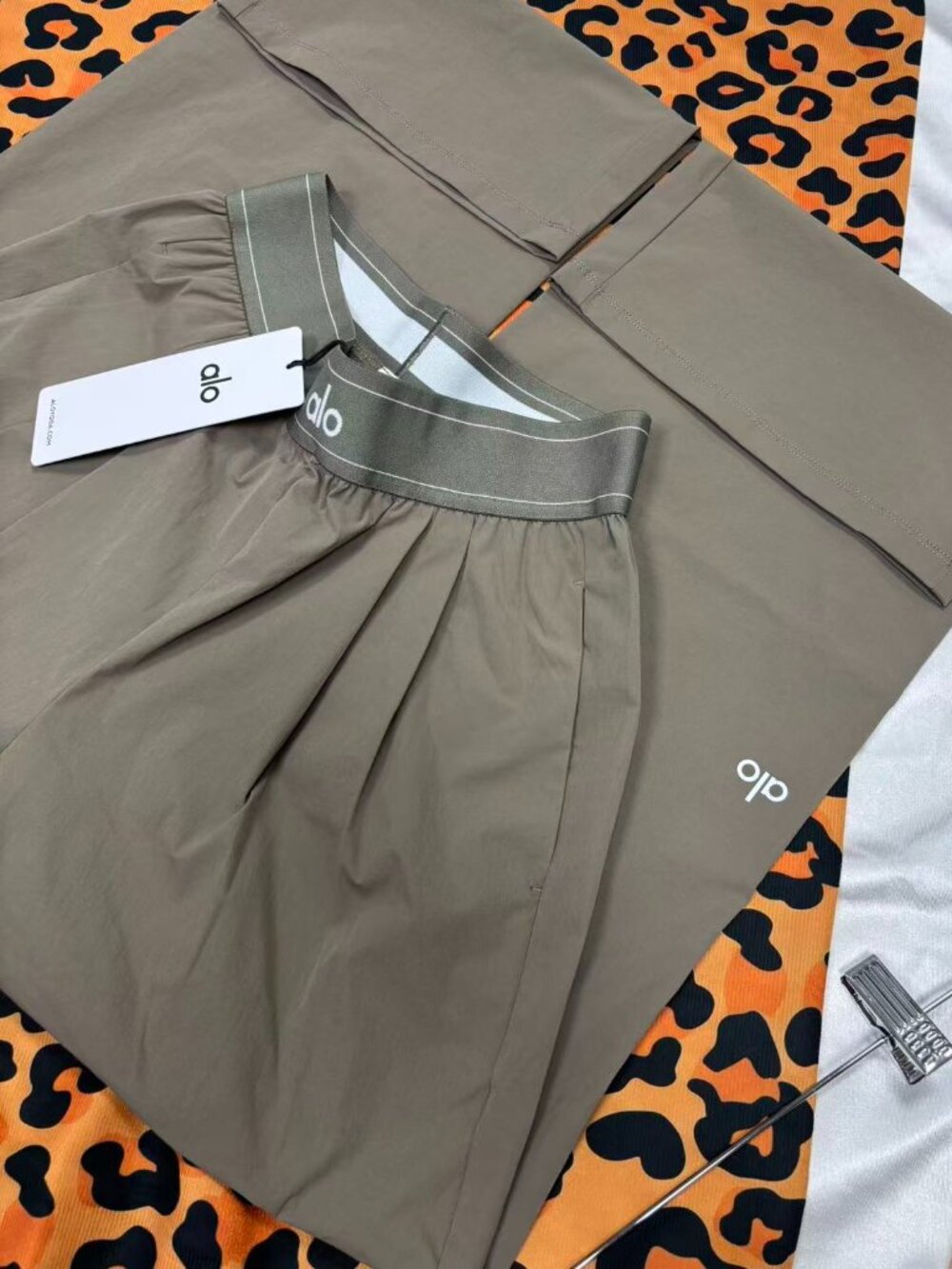 Brand new Alo Yoga Suit Up Trouser Olive🍃regular fit 30-inch inseam length 🖤 - Picture 5 of 9